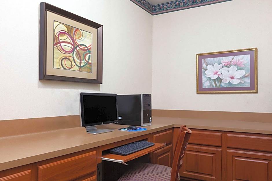 Super 8 by Wyndham Huntsville