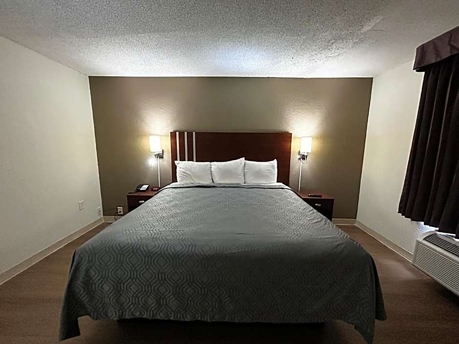 Econo Lodge Inn & Suites