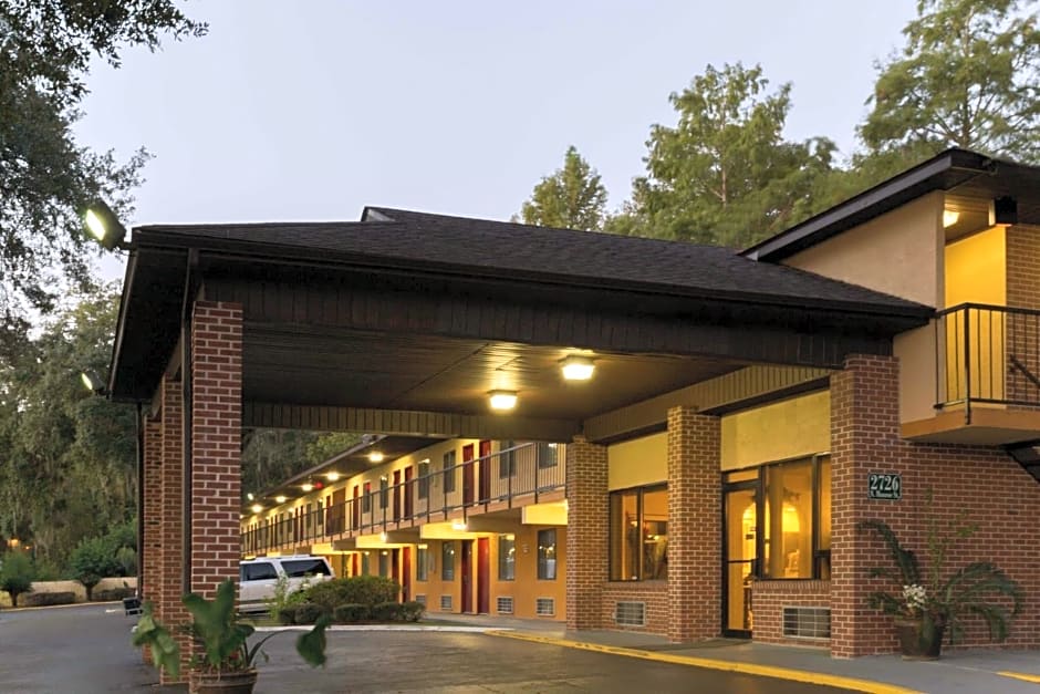 Howard Johnson by Wyndham Tallahassee
