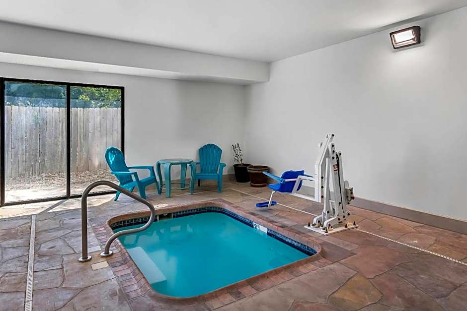 Quality Inn & Suites Manhattan