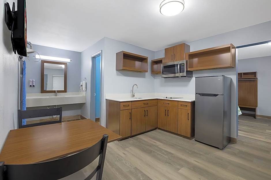 HomeTowne Studios by Red Roof Orange, TX