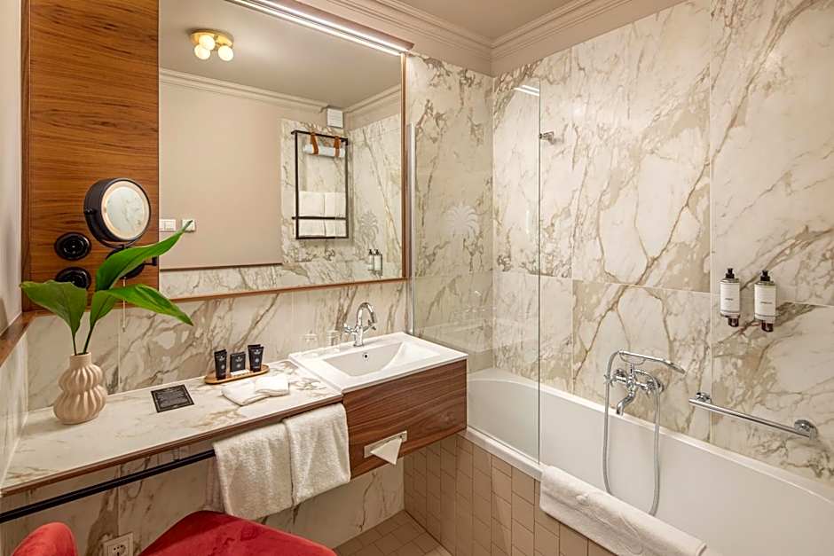 Queen'S Court Hotel & Residence