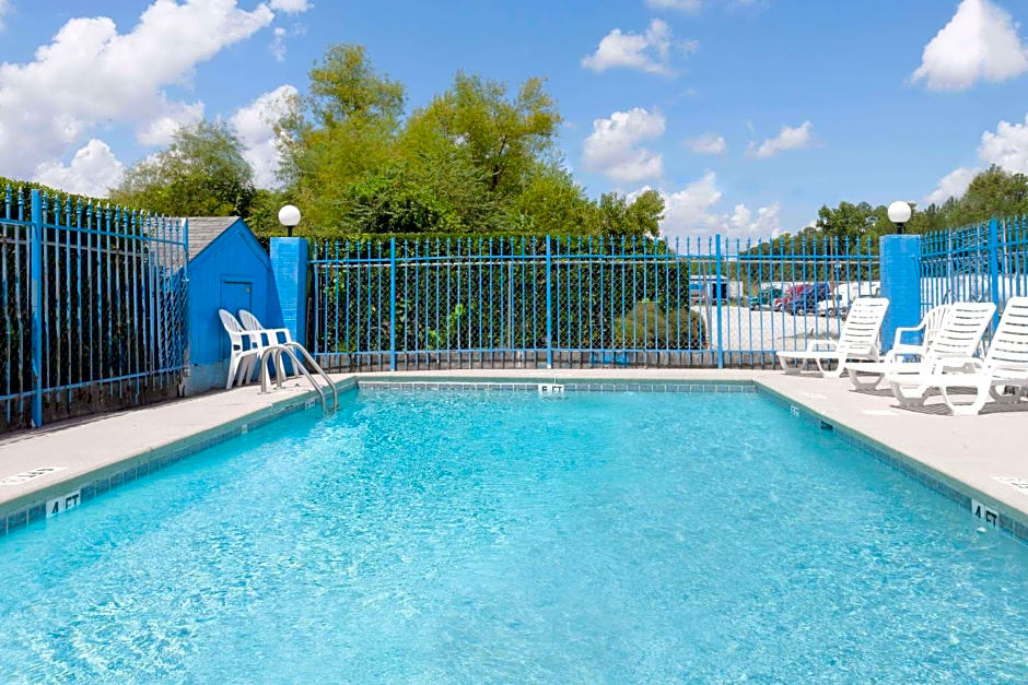 Days Inn by Wyndham Columbia NE Fort Jackson