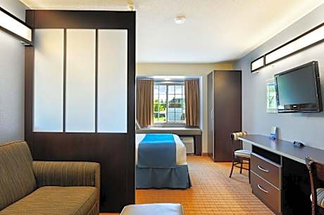 Queen Studio Suite - Non-Smoking