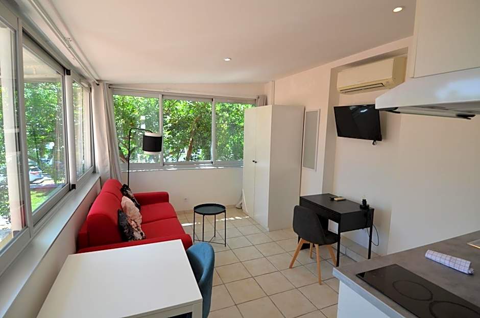 STUDIO CASSIN - next to tramway line 2 near airport