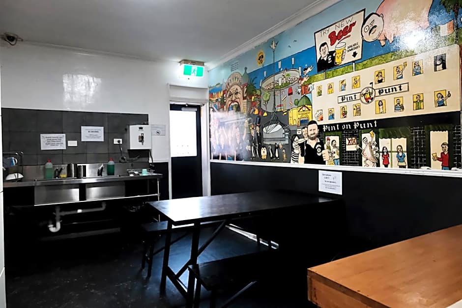 Pint On Punt Backpackers