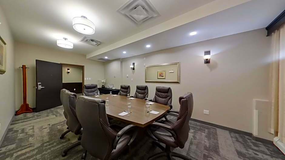 Best Western Plus Chocolate Lake Hotel