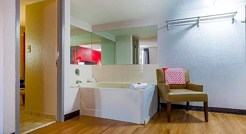 OYO Hotel Moline Downtown IL I-74 North