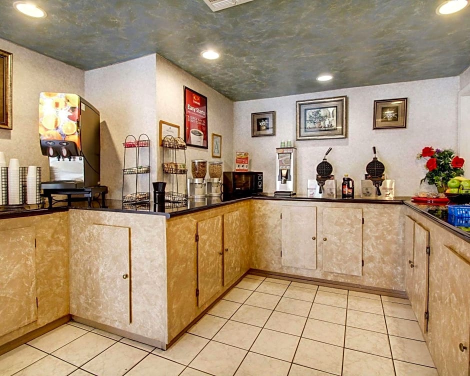 Econolodge Inn & Suites