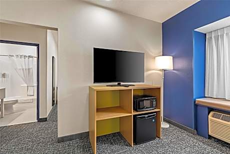 Queen Room with Bathtub with Seat - Mobility Accessible/Non-Smoking