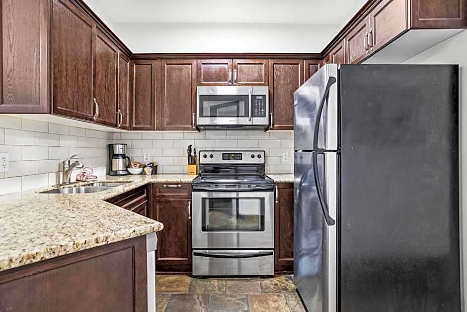 Outstanding Mountain Condo WATERSLIDE and HOT TUB managed by Little Sister Getaways