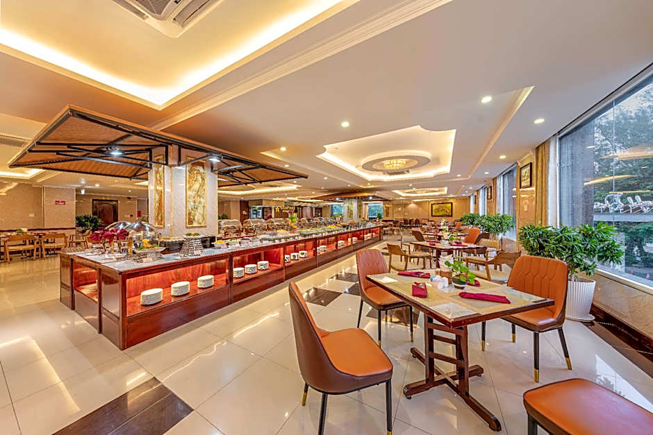 Van Phat Riverside Hotel
