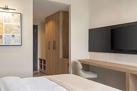 King Room with City View and Balcony