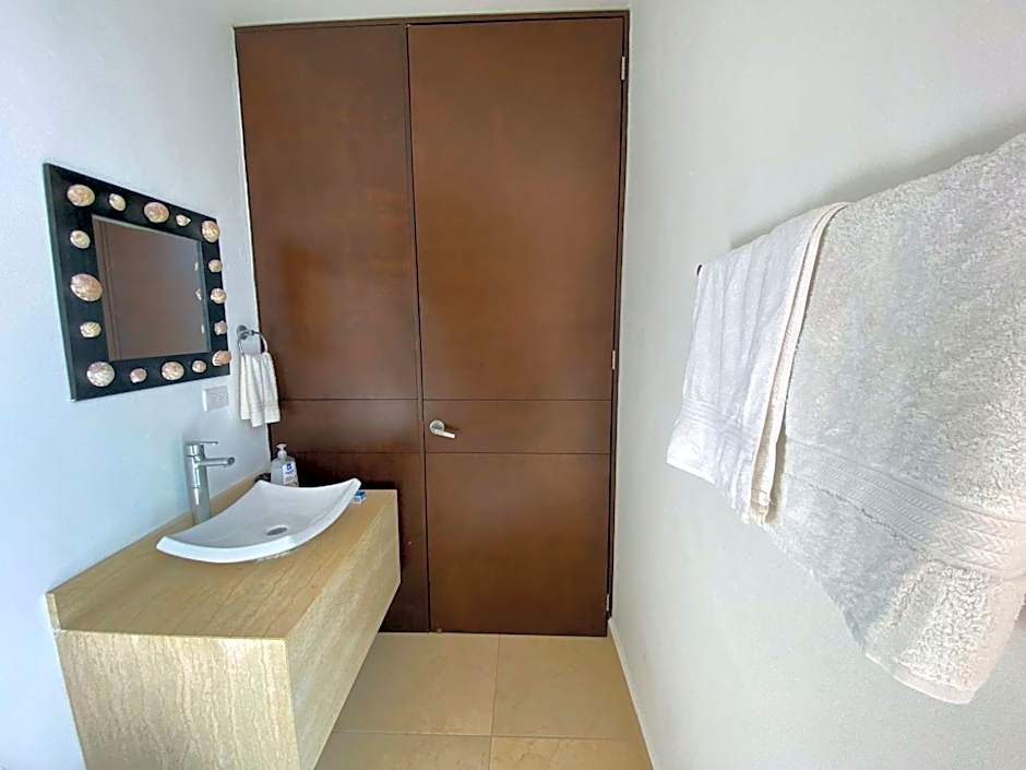 Escape to Paradise, Minimalist 4-BR Beachfront, 300 Mbps with amazing views