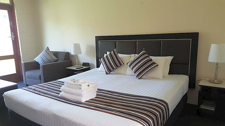 Hibiscus Lakeside Motel