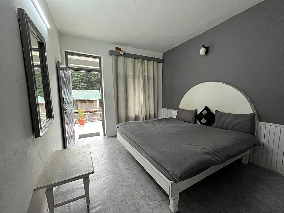 Young Monk Hostel & Cafe Manali