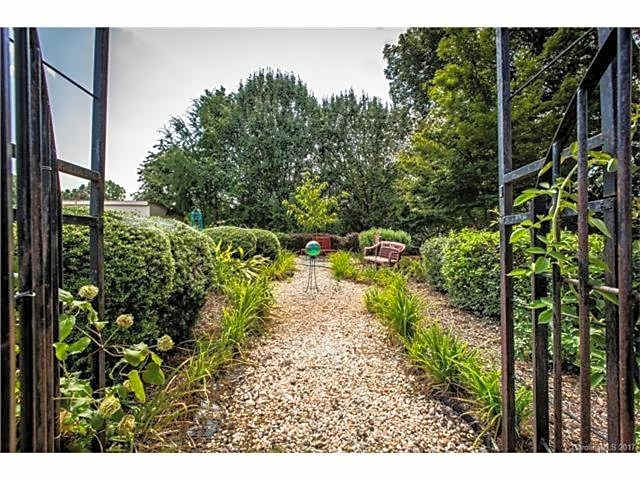 Matthews Manor Bed & Breakfast