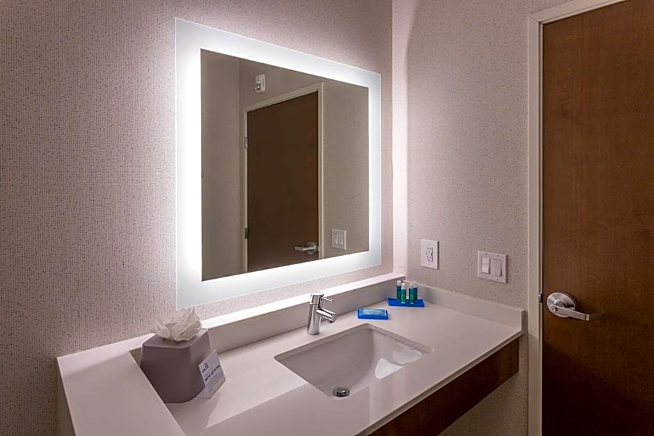 Holiday Inn Express & Suites Seattle South - Tukwila By IHG