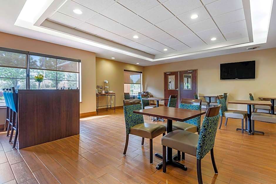 Comfort Inn & Suites Farmington - Victor