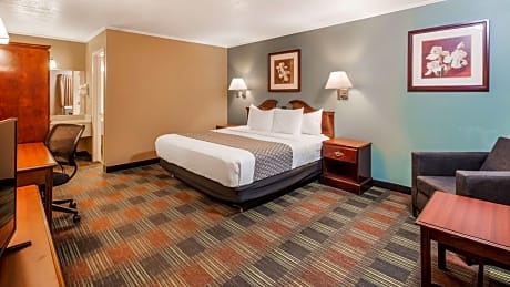 1 King Bed, Smoking Room, Microwave And Refrigerator, High Speed Internet Access, Full Breakfast