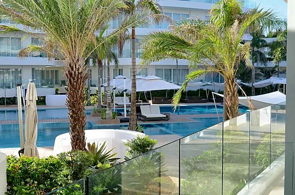Premier 1 Bedroom Suite, Pool View — 5 fotoğraftan 1. fotoğraf