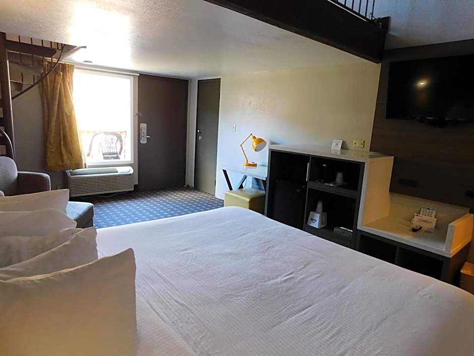 Days Inn & Suites by Wyndham Downtown Gatlinburg Parkway