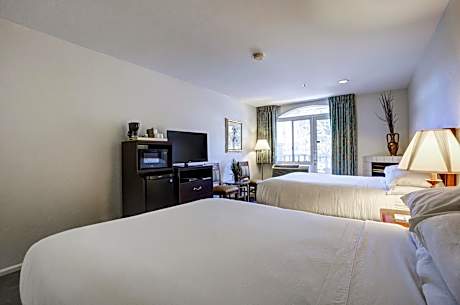 Deluxe Double Queen Accessible Room