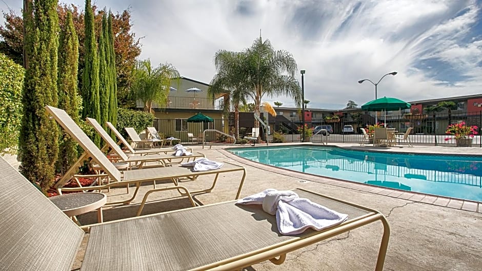 Days Inn & Suites by Wyndham Lodi