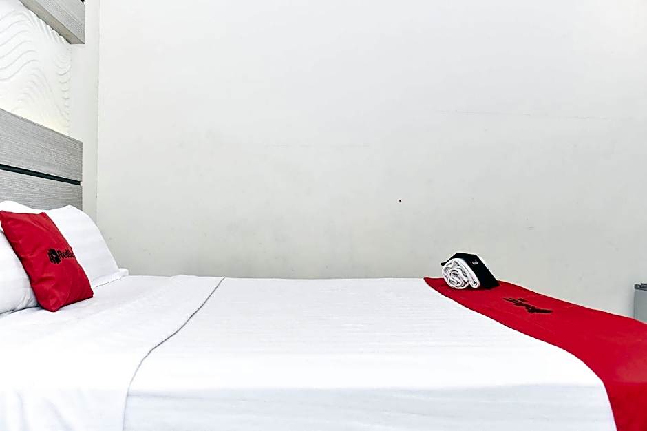 Reddoorz Plus near Makassar Town Square