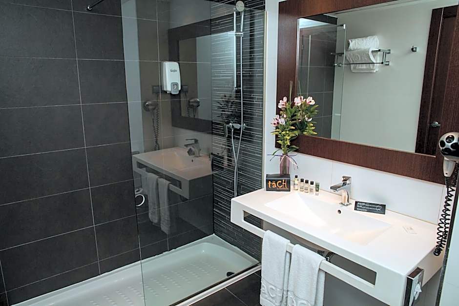 täCH Madrid Airport