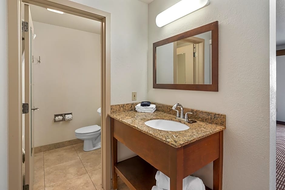 Cedar Street Hotel & Suites