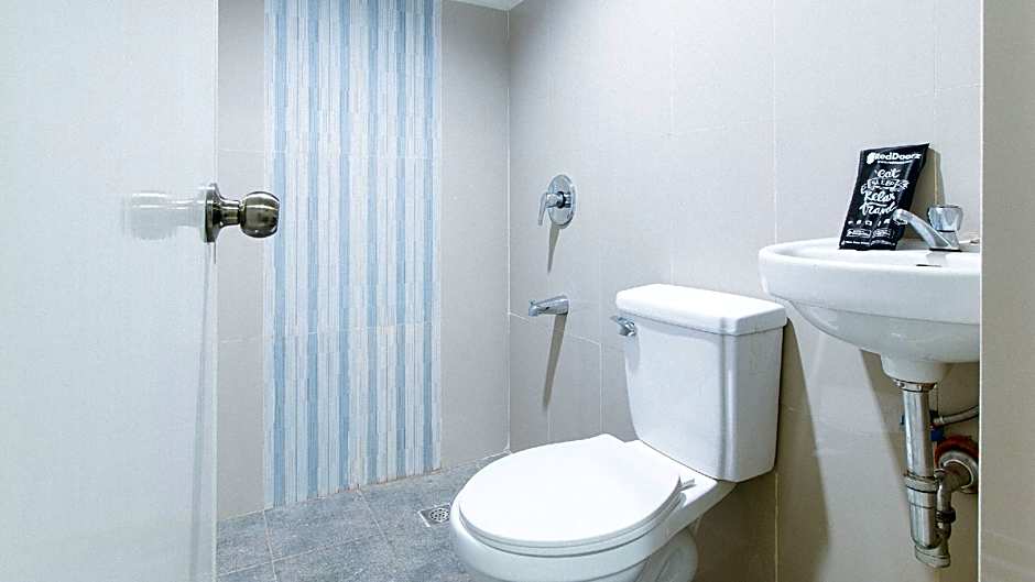 RedDoorz @ Bridgeway Hotel Tuguegarao City