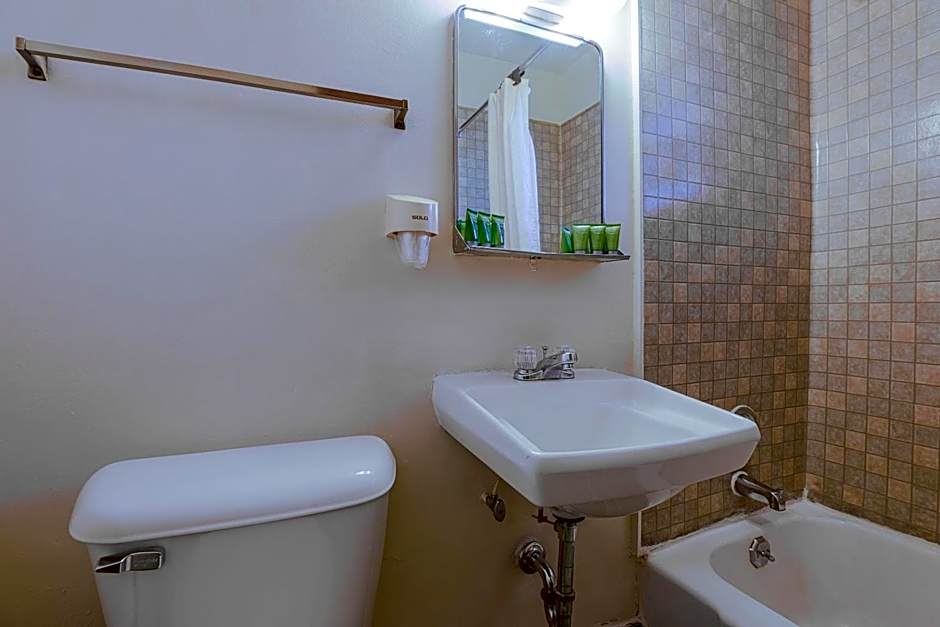 Love Hotels Silver Street by OYO at Hurley WI