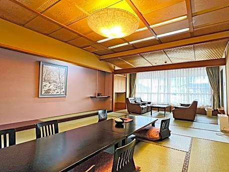 Large Japanese-Style Room