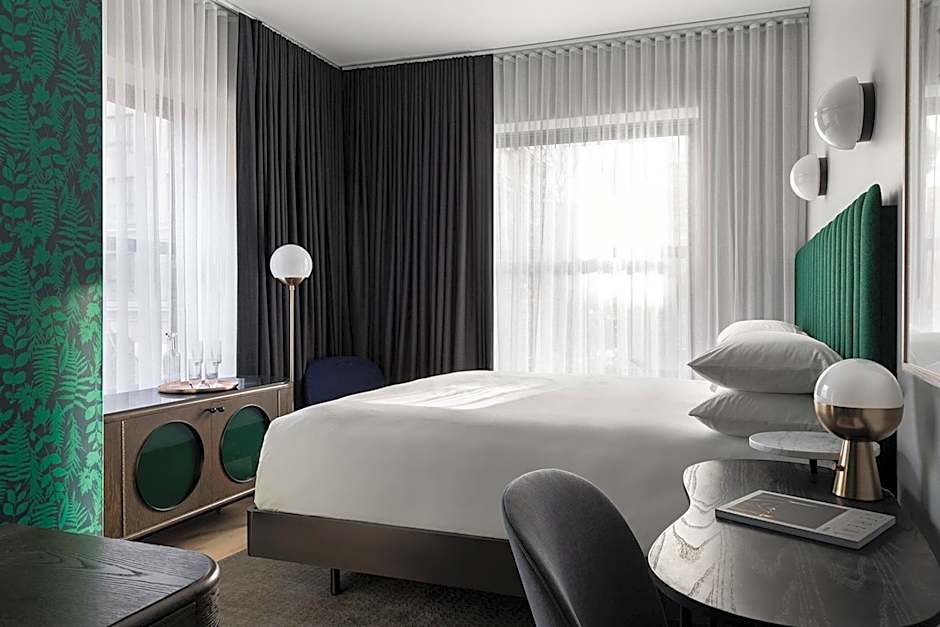 Photo 1 of 1 of Deluxe 1 King Bed, Corner, City View