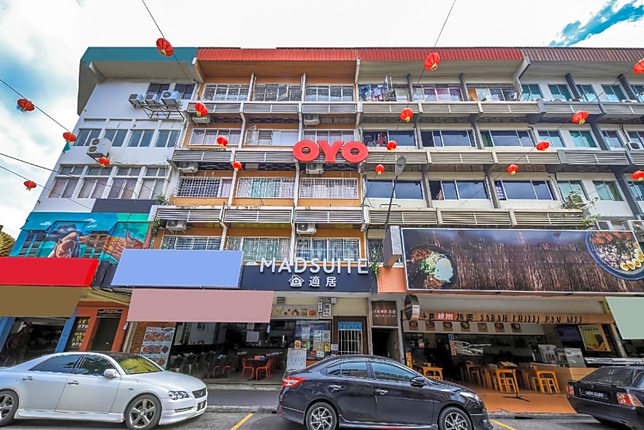 OYO 43993 Madsuite