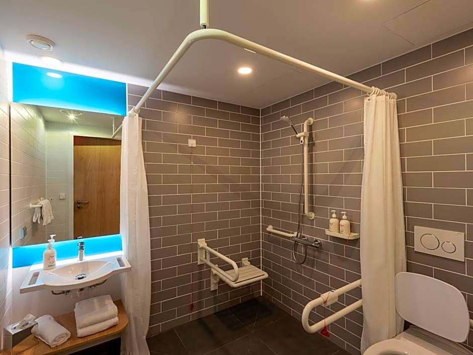 Holiday Inn Express - Hamburg South A7-AS42 By IHG