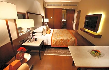 Taj Club Room King Bed-Lounge Access & 2 way Airport Transfers