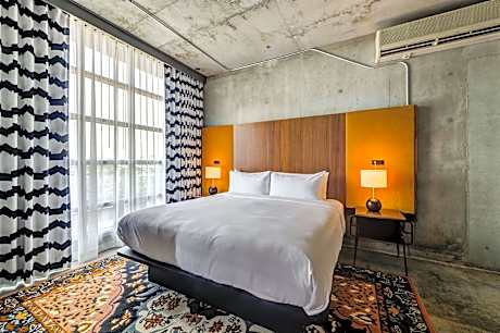 1 King Bed 1 Bedroom Skyline Suite