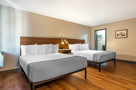 Large Quadruple Room with Two Queen Beds - Disability Access/Non Smoking