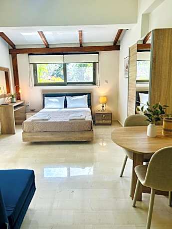 Deluxe Room (2 Adults + 1 Child)