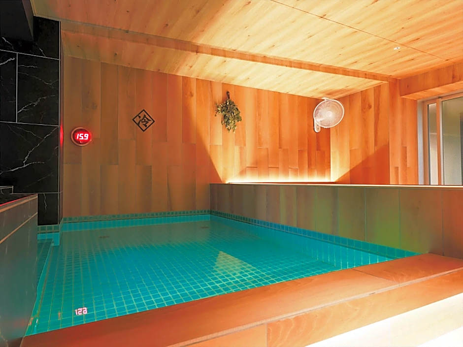 Rembrandt Cabin and Spa Shimbashi - Men Only