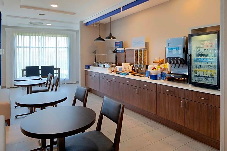 Holiday Inn Express Hotel & Suites Fort Atkinson By IHG