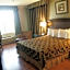 Harbor Inn & Suites