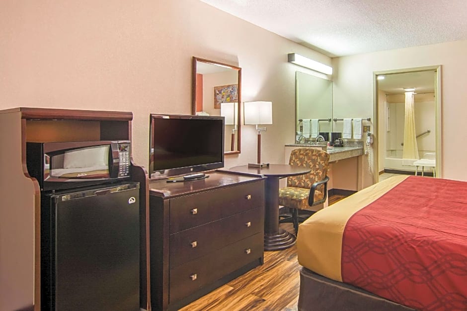 Econo Lodge Madison Airport