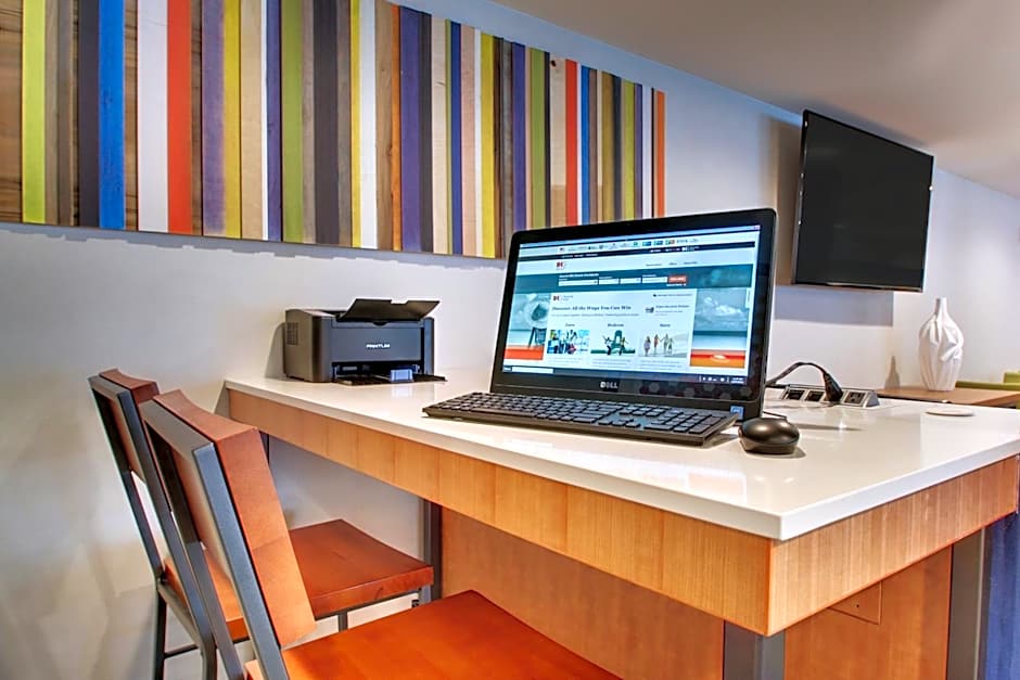 Holiday Inn Express & Suites Lincoln East - White Mountains By IHG