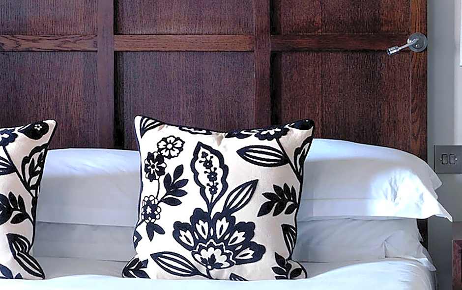 Photo 1 of 1 of Deluxe 1 Queen Bed