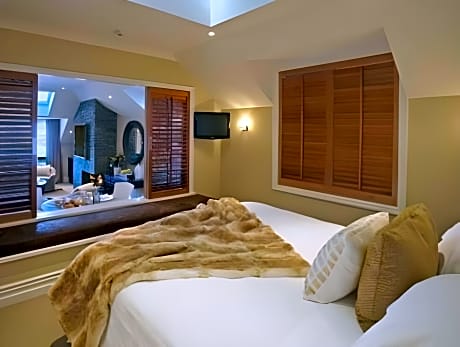 Two-Bedroom Apartment with Lake Views