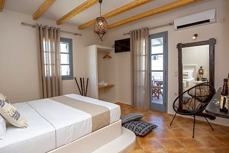 Apartment with Pool View