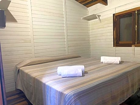 MINI CHALET 2 SINGLE BEDS AND SHARED BATHROOM